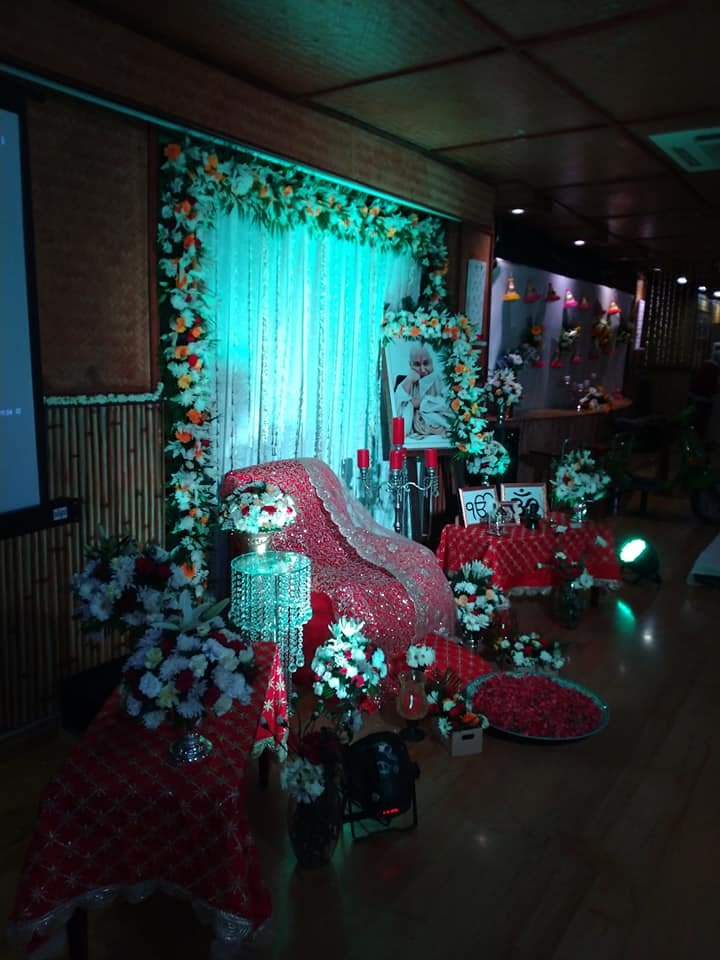 guruji flower decoration for satsang decoration gurji maharaj decoration guruji stage decoration for satsang guruji satsang flower decoration at home in Gurgaon Delhi NCR 113