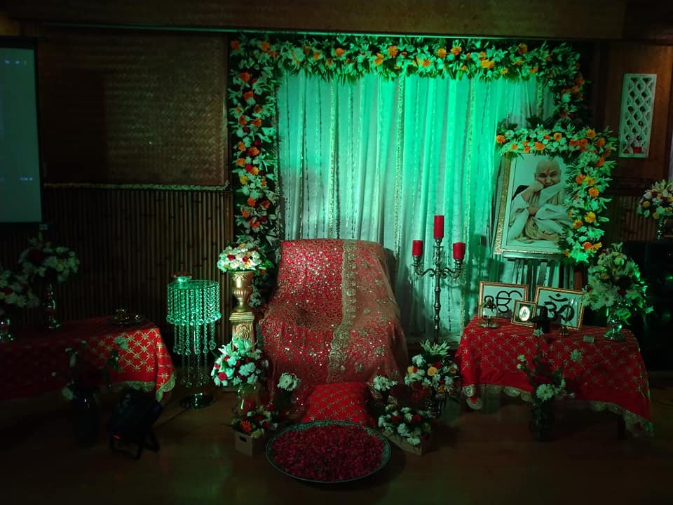 guruji flower decoration for satsang decoration gurji maharaj decoration guruji stage decoration for satsang guruji satsang flower decoration at home in Gurgaon Delhi NCR 115