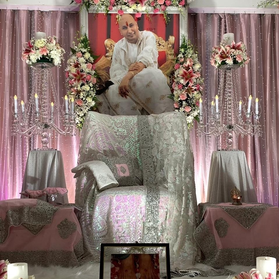 guruji flower decoration for satsang decoration gurji maharaj decoration guruji stage decoration for satsang guruji satsang flower decoration at home in Gurgaon Delhi NCR 23