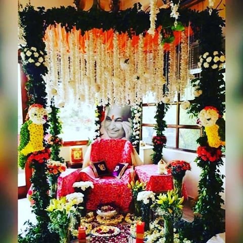 guruji flower decoration for satsang decoration gurji maharaj decoration guruji stage decoration for satsang guruji satsang flower decoration at home in Gurgaon Delhi NCR 26