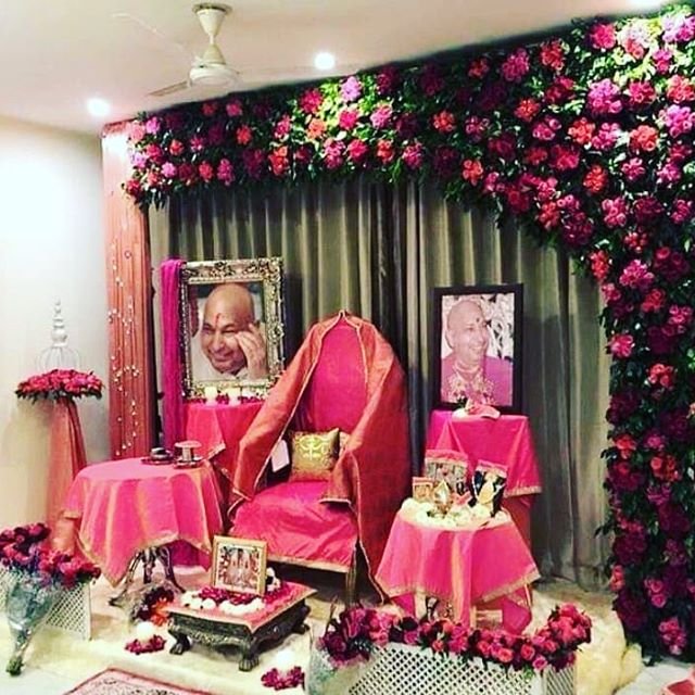 guruji flower decoration for satsang decoration gurji maharaj decoration guruji stage decoration for satsang guruji satsang flower decoration at home in Gurgaon Delhi NCR 3