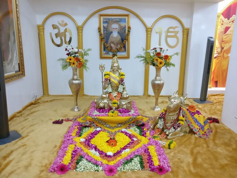 guruji flower decoration for satsang decoration gurji maharaj decoration guruji stage decoration for satsang guruji satsang flower decoration at home in Gurgaon Delhi NCR 44