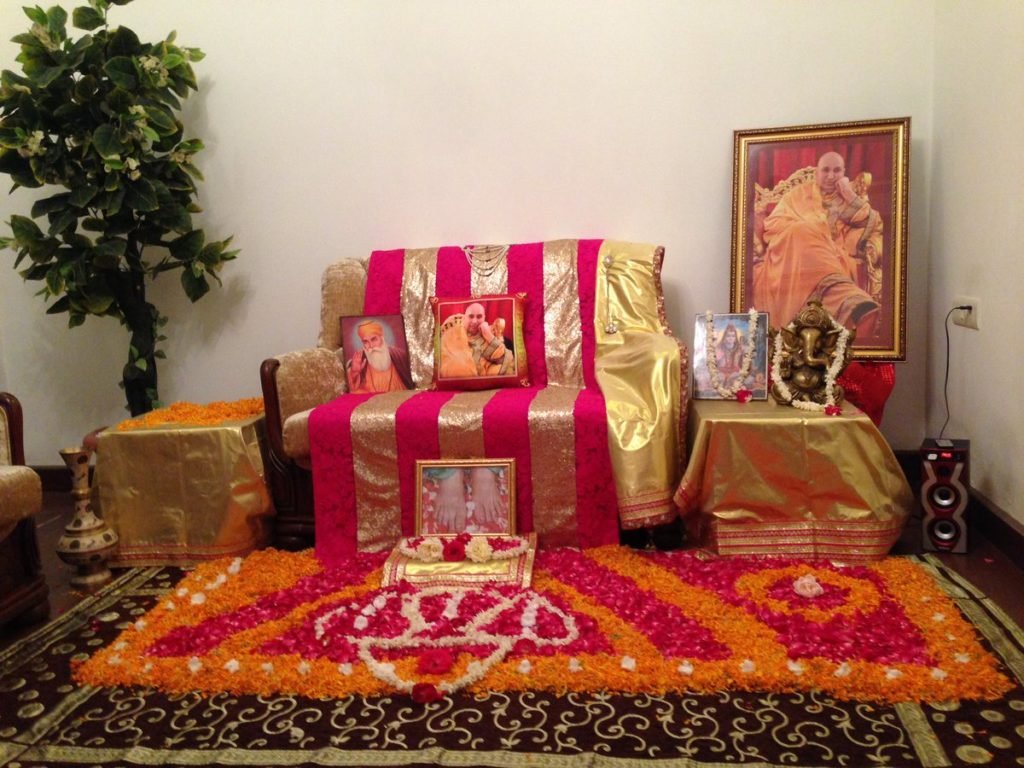 guruji flower decoration for satsang decoration gurji maharaj decoration guruji stage decoration for satsang guruji satsang flower decoration at home in Gurgaon Delhi NCR 46