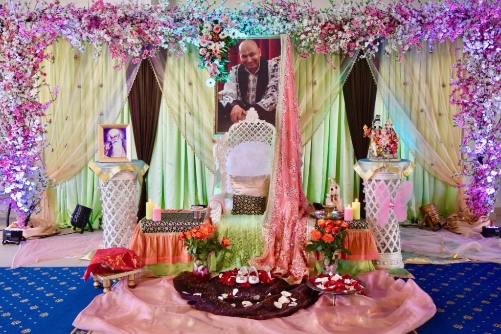 guruji flower decoration for satsang decoration gurji maharaj decoration guruji stage decoration for satsang guruji satsang flower decoration at home in Gurgaon Delhi NCR 48