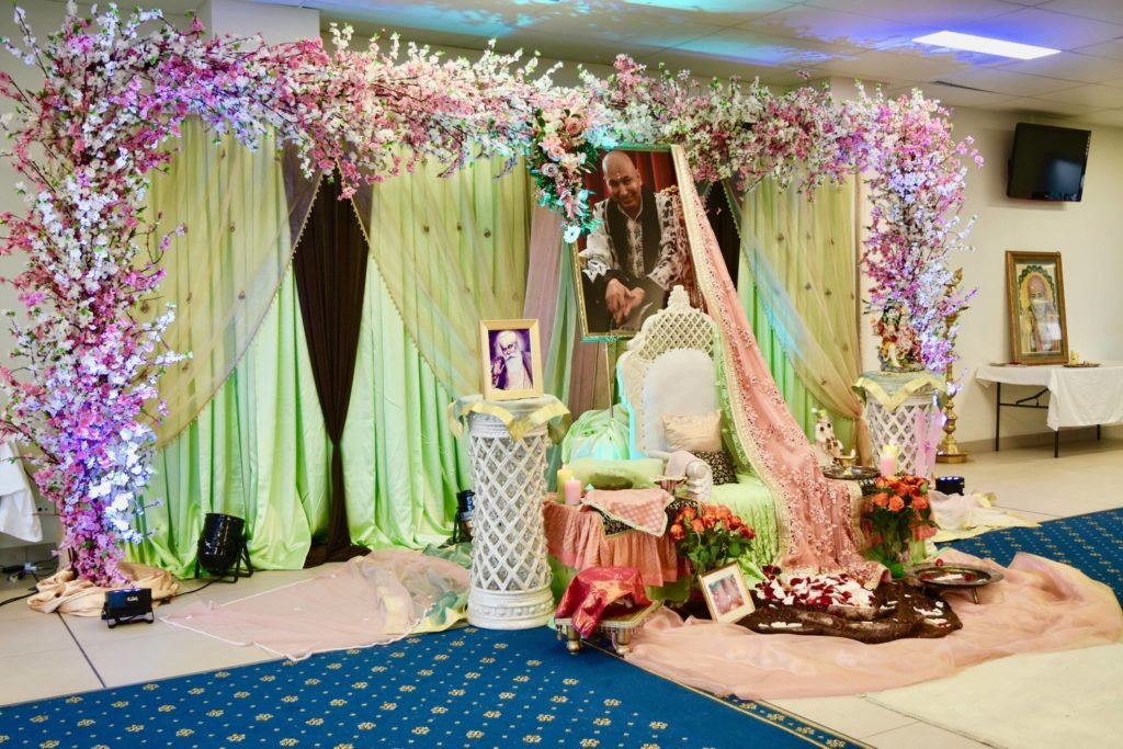 guruji flower decoration for satsang decoration gurji maharaj decoration guruji stage decoration for satsang guruji satsang flower decoration at home in Gurgaon Delhi NCR 50