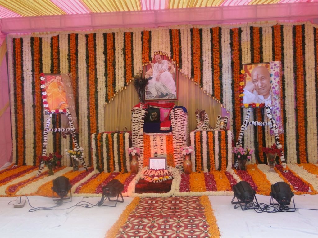 guruji flower decoration for satsang decoration gurji maharaj decoration guruji stage decoration for satsang guruji satsang flower decoration at home in Gurgaon Delhi NCR 51