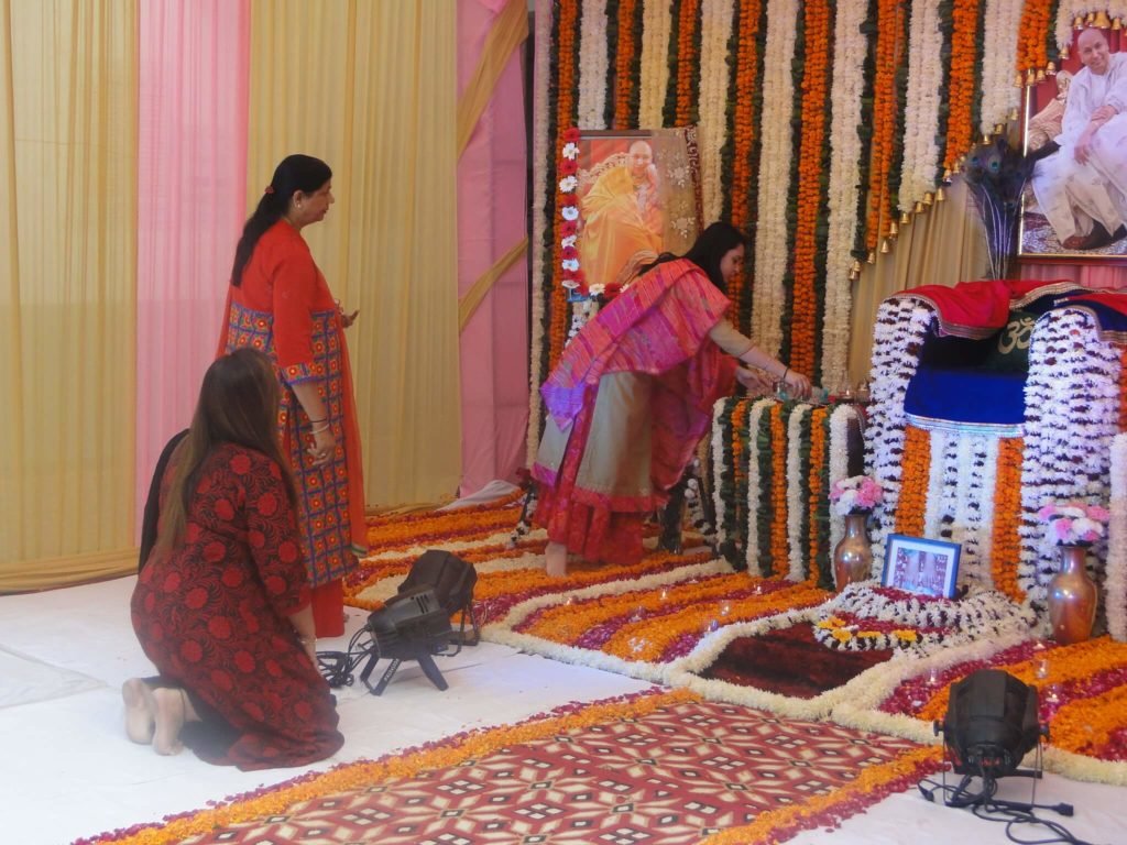 guruji flower decoration for satsang decoration gurji maharaj decoration guruji stage decoration for satsang guruji satsang flower decoration at home in Gurgaon Delhi NCR 52