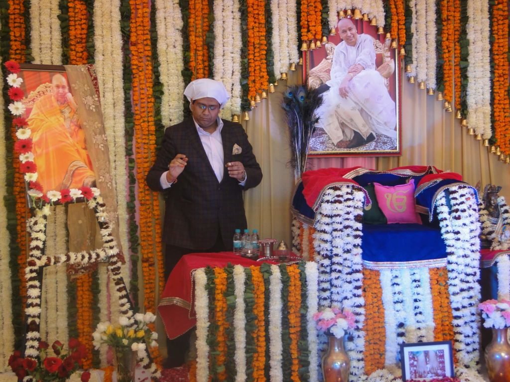 guruji flower decoration for satsang decoration gurji maharaj decoration guruji stage decoration for satsang guruji satsang flower decoration at home in Gurgaon Delhi NCR 53