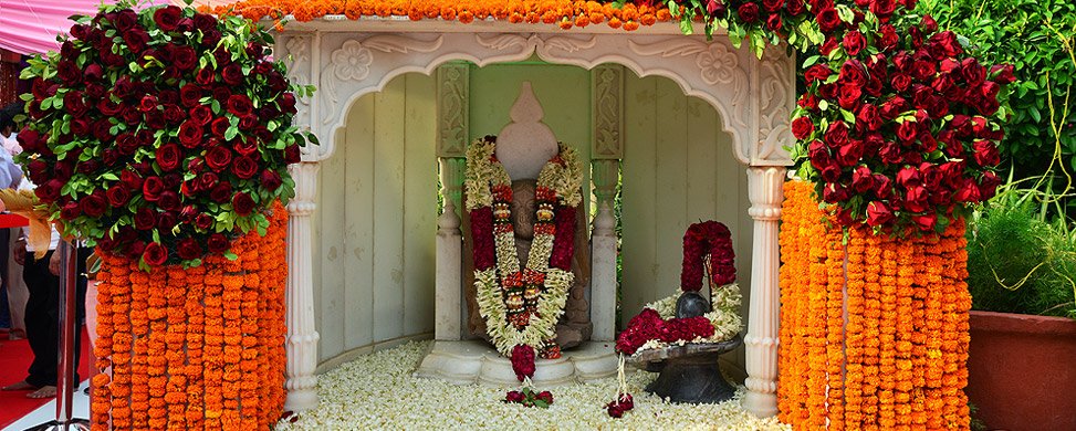guruji flower decoration for satsang decoration gurji maharaj decoration guruji stage decoration for satsang guruji satsang flower decoration at home in Gurgaon Delhi NCR 77