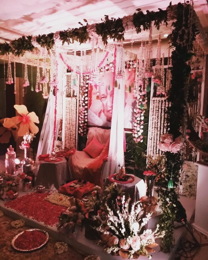 guruji flower decoration for satsang decoration gurji maharaj decoration guruji stage decoration for satsang guruji satsang flower decoration at home in Gurgaon Delhi NCR 8