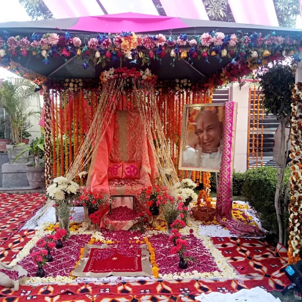 guruji flower decoration for satsang decoration gurji maharaj decoration guruji stage decoration for satsang guruji satsang flower decoration at home in Gurgaon Delhi NCR 98